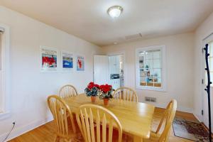 a dining room with a wooden table and chairs at Cozy apartment with harbor view - full kitchen & washer/dryer - walk to water in Rockport