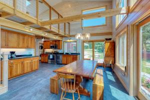 eine große Küche mit Holzschränken und einem Holztisch in der Unterkunft Bayfront home with gorgeous water views, dock, outdoor patio, fireplace in Bowdoinham