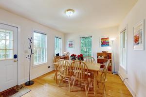 a dining room with a table and chairs at Cozy apartment with harbor view - full kitchen & washer/dryer - walk to water in Rockport +13 photos