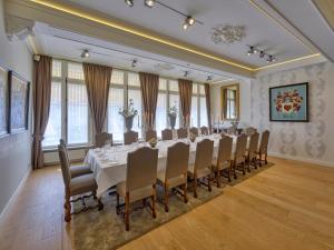 a conference room with a long table and chairs at Grand Hotel en Résidence De Draak in Bergen op Zoom