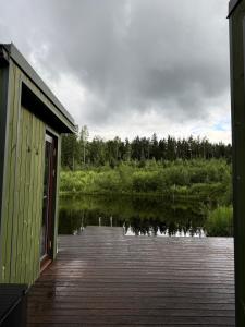 ein Steg mit Enten, die in einem See schwimmen in der Unterkunft SikaSpot Green in Sika