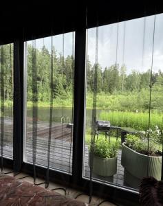 ein Zimmer mit Fenster und Blick auf eine Terrasse in der Unterkunft SikaSpot Green in Sika