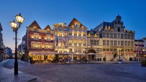 a large building with a street light in front of it at Grand Hotel en Résidence De Draak in Bergen op Zoom
