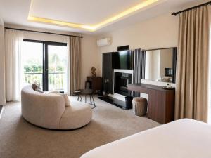 a living room with a couch and a television in a room at Didi Hotel Sapanca in Sapanca