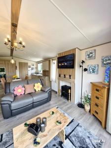 ein Wohnzimmer mit Sofa und Tisch in der Unterkunft The Lodge-Static Holiday Lodge in Carnforth