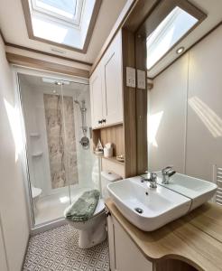 ein Badezimmer mit Waschbecken, Dusche und Toilette in der Unterkunft The Lodge-Static Holiday Lodge in Carnforth + 20 Fotos