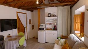 a living room with a couch and a kitchen at Coqueto estudio con terraza in La Zubia