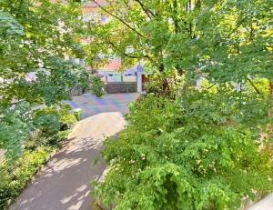 an overhead view of a garden with trees and a driveway at Bellavista in Bern