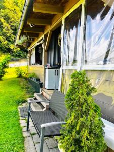 a couple of benches sitting on the side of a house at Glamping Karavan u Konopiště in Chrášťany
