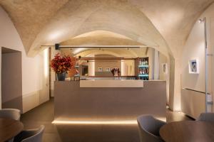 a kitchen with an archway in the middle of a room at Nun Assisi Relais & Spa Museum in Assisi