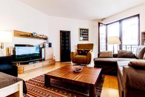 - un salon avec un canapé et une télévision dans l'établissement Central Downtown Apartments, à Budapest