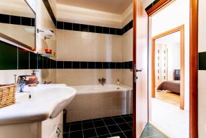 een badkamer met een wastafel en een bad bij Central Downtown Apartments in Boedapest