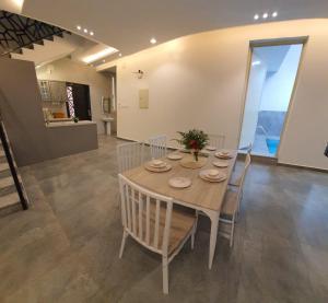 a dining room with a table and chairs in a room at فلل و شقق سحاب أبها in Abha +19 photos