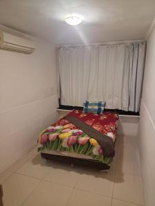 a bedroom with a bed in a room with a window at espaço inteiro no bairro mais tranquilo de gravatá in Gravatá