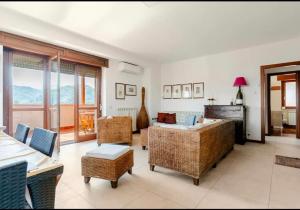 a living room with a couch and chairs at Raggio Di Sole in Cosenza