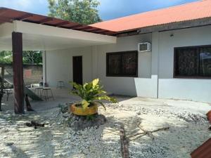 a house with a potted plant in the courtyard at Dorz Inn in Basdiot +2 photos