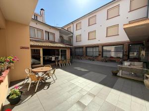 a patio with a table and chairs and a building at Hotel Chiffre in Albi