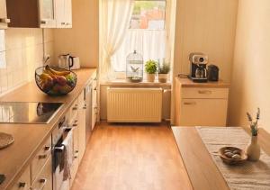 a kitchen with a bowl of fruit on the counter at Harzer Domschatz-Auszeit Monteure - Einzelbetten in Halberstadt