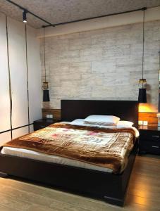 a large bed in a room with two lamps at Hotel Plaza Park in Nathia Gali