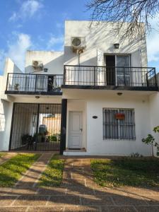 a white house with a balcony at Duplex EyC in Colón