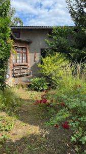 a building with a bench in front of a garden at Harzer Domschatz-Auszeit Monteure - Einzelbetten in Halberstadt