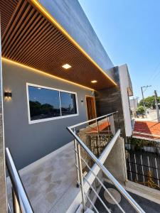 a staircase leading to a house with a window at Casa con 3 habitaciones in Barranquilla