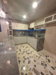 a kitchen with a tile floor and a counter top at Casa con 3 habitaciones in Barranquilla
