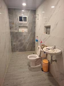 a bathroom with a toilet and a sink at Casa con 3 habitaciones in Barranquilla