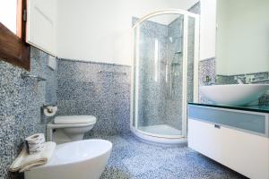 ein Badezimmer mit Toilette, Waschbecken und Dusche in der Unterkunft Il quadrifoglio home in Marettimo