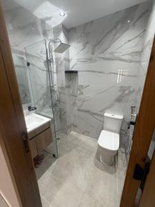 a bathroom with a toilet and a shower and a sink at اقامة هبة 6 in Yebha