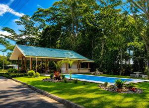 a house with a swimming pool in a yard at Villa Los Perezosos - Private Jacuzzi & Arenal Volcano View - La Fortuna in Fortuna
