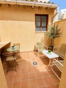a patio with chairs and tables on a building at Aurah Home in Tudela