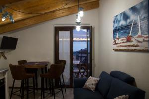 a living room with a blue couch and a table at Pupa1824 casedamare in Lentiscosa
