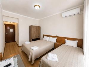 a small room with two beds and a keyboard at Arcádia by Umbral in Fátima