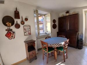 a dining room with a table and a stove at Casa Campani in Monclassico +7 photos