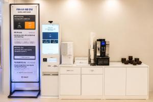 a room with a counter with machines and a sign at 윤스테이 행궁 호텔-Yoonstay Haenggung in Suwon