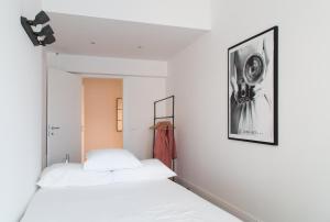 een slaapkamer met 2 bedden en een foto aan de muur bij Industia Loft Apartment in Florence
