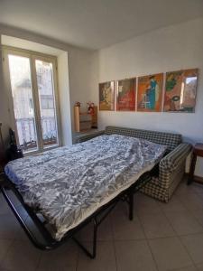 a large bed in a room with a couch at Casa Campani in Monclassico