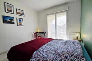 a bedroom with a bed and a window at Spacious apartment in La Teste-de-Buch in La Teste-de-Buch