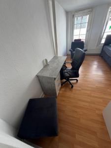 an office with a desk and two chairs in a room at Diezer Apartments II City in Diez