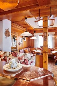 sala de estar con sofá y mesa en Albergo Venezia, en Sappada