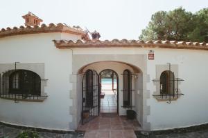 an entryway to a building with wrought iron gates at Villa Pony in Calonge