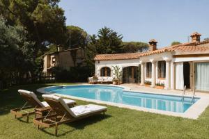 a house with a swimming pool in the yard at Villa Pony in Calonge