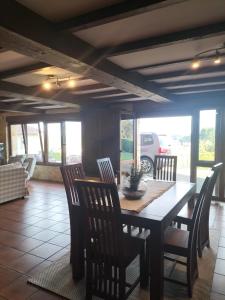 a dining room with a table and chairs at Casa Dulce in Villaviciosa