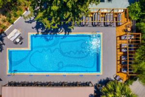 Draufsicht auf ein Schwimmbecken mit Stühlen in der Unterkunft Casa Trees Hotel in Ixia