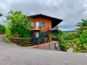 a house on the side of a road at Hotel Monte Campana Heredia in Birrí