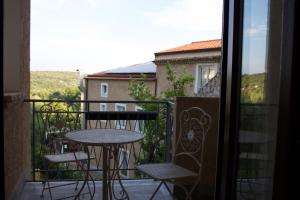 a patio with a table and chairs on a balcony at Pupa1824 casedamare in Lentiscosa