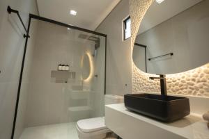 ein Badezimmer mit Waschbecken und Spiegel in der Unterkunft Duna Queen Hotel Conceito in Barreirinhas