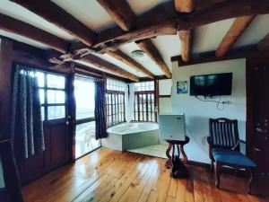 a room with a desk and a chair and a television at Hotel Monte Campana Heredia in Birrí