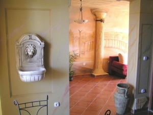 zwei Bilder eines Flurs mit einer Säule und einem Zimmer in der Unterkunft Don Quijote Középkori Panzio és Étterem in Lenti